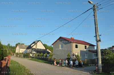 Nabozenstwo majowe przy kapliczce w Sulminie w gmienie...