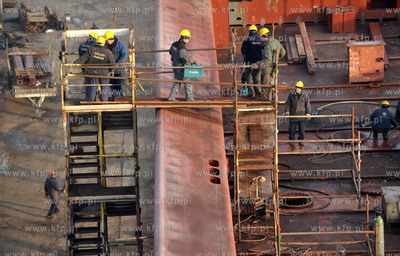 Stocznia Gdansk. Budowa statku typu PSV Ocean Art do...