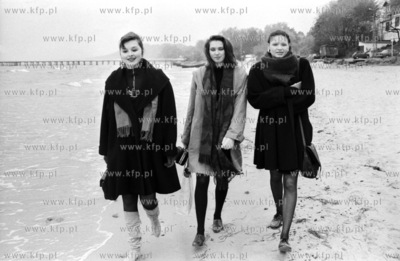 Dziewczyny na plazy w Gdyni Orlowie. 10.1992 6pazdziernik92_m.kosycarz_p60...