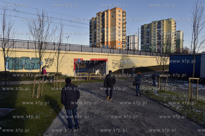 Mural autorstwa Grzegorza Zająca powstaje w przejściu...