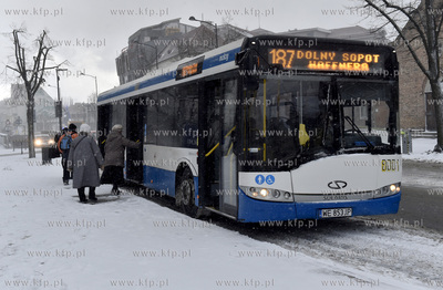 Sopot zimą. Przystanek autobusowy na ul. Powstańców...