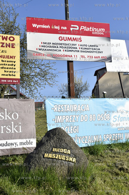 Garcz, gmina Chmielno. Bannery reklamowe na płocie...