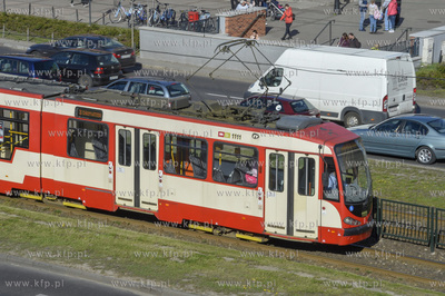 Tramwaj na ul. Okopowej w okolicy budynku LOT. 30.04.2019...