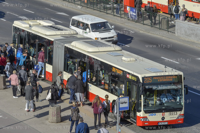 Autobus i tramwaj na ul. Okopowej w okolicy budynku...