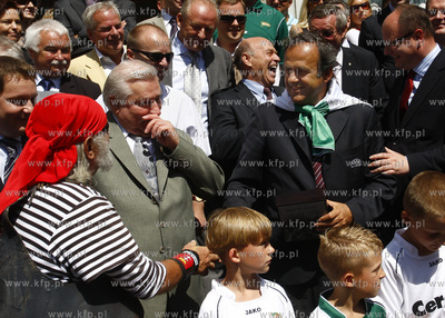 Gdansk. Michel Platini spaceruje po ulicach starowki...