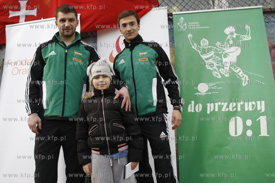 Gdansk Zaspa. Pilkarski turniej dzikich druzyn Do przerwy...