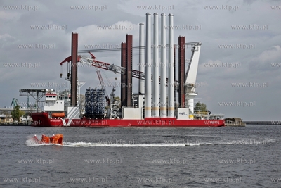 Port Gdynia. Statek - jednostka sluzaca budowie morskich...