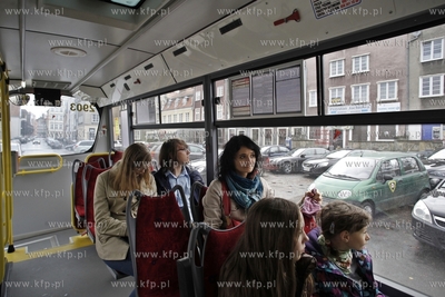 Inauguracja linii autobusowej 100, ktora mieszkancy...