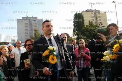 Mer Kijowa Witalij Kliczko,  sklada wiazanke kwiatow...