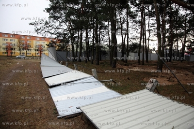 Gdansk. Wichura. Nz. przewrocony plot okalajacy likwidowany...