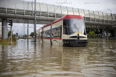 Zalane po intesywnych opadach deszczu skrzyżowanie...