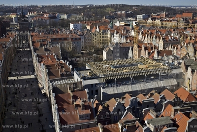 Gdańsk. Ulica Długa, po prawej budowa hotelu Hampton...