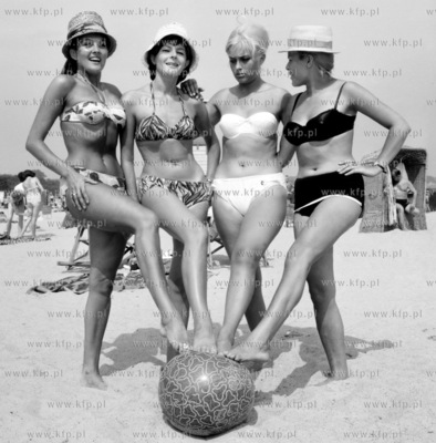 Dziewczyny i pilka na plazy w Sopocie. 0003515 1967...