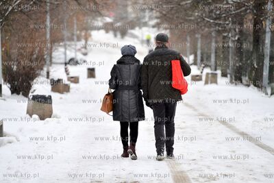 Gdańsk Chełm, ul. Witosa. Zimowy spacer na zakupy....