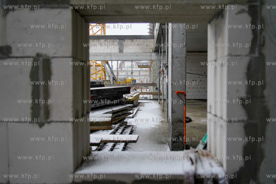 Piecki - Migowo. Zawieszenie wiechy na budowanej szkole...