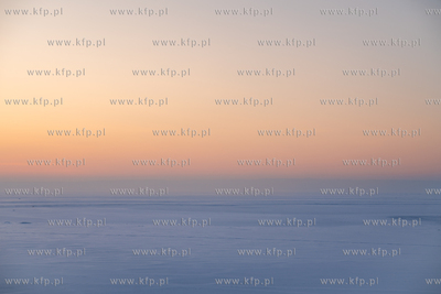 Zima na Mierzei Wiślanej. Wschód słońca widziany...