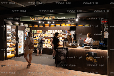 Hala Targowa - Enjoy, w ktorej powstał foodhall, ...