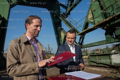 Gdańsk.  Konferencja prasowa na terenie Stoczni Cesarskiej....