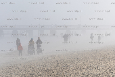 Mgliste przedpołudnie na plaży w Sopocie. 18.03.2026...