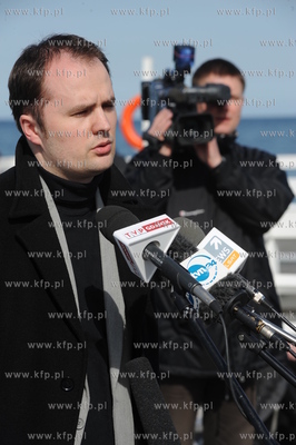 Briefing sopockiego radnego PIS Piotra Mellera na molo...