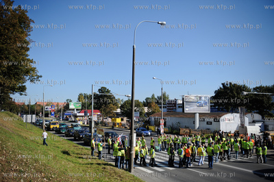 Gdansk. Trakt Sw. Wojciecha. Rybacy blokujac przejscie...