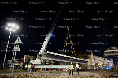 Gdansk - Wrzeszcz. Montaz kolejnych elementow estakady...