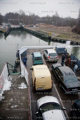 Gdansk. Platna samochodowa przeprawa promowa laczaca...