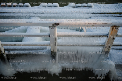 Gdansk. Mrozne popoludnie na plazy w Brzeznie. Niskie...