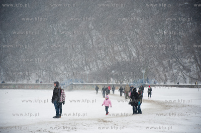 Gdynia. Mrozne zimowe popoludnie na plazy miejskiej....