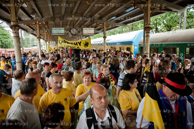 Sopot. Dworzec PKP. Pociag Transcassubia przywozl grupy...