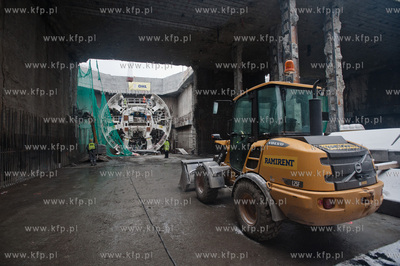 Gdansk. Wisloujscie. Montaz maszyny drazacej TMB, ktora...