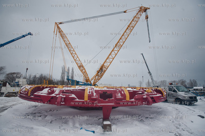 Gdansk. Wisloujscie. Montaz maszyny drazacej TMB, ktora...