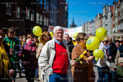 Gdansk. Ul. Dluga. Korowod Pol Nadziei z udzialem Orkiestry...