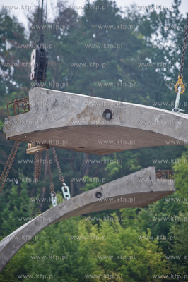 Gdansk. Ul. Ogrodowa. Montaz pierwszych elemntow wiaduktu...