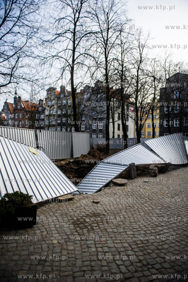 Gdansk. Przewrocone ogrodzenie, odslaniajace wykop...