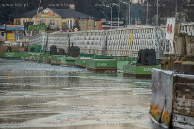 Skuta lodem Martwa Wisla na wysokosci mostu pontonowego...