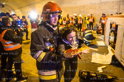 Symulowana akcja ratunkowa po zderzeniu trzech samochodow,...
