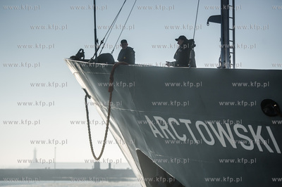 Port Wojenny w Gdyni Oksywiu. ORP Arctowski z grupą...