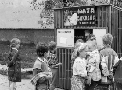 Budka z wata cukrowa przy bloku na Subislawa 23 w Gdansku...