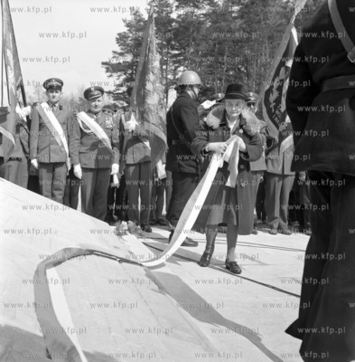 Odsloniecie pomnika ku czci lesnikow poleglych w walkach...