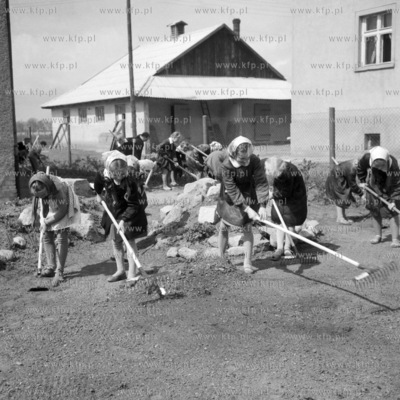 Prace porządkowe w przyszkolnym ogródku.(lata60).
1962
0001820z
Fot....