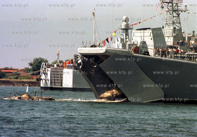 Okret desantowy w ciesninie pilawskiej w Baltisku -...