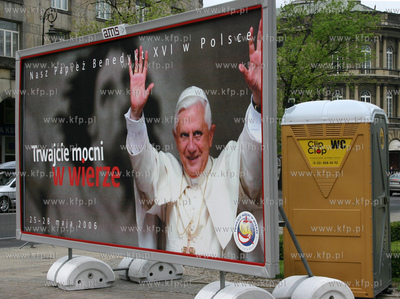 Bilboard na Krakowskim Przedmiesciu, tuz za nim schowana...