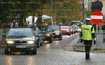 Gdansk. Cmentarz Srebrzysko. Swieto Zmarlych. Nz. policjant...