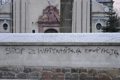 Antyklerykalne napisy pojawily sie na kosciolach w...