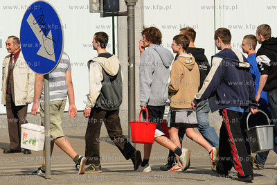 Gdynia. Grupa mlodziezy, uzbrojona w wiadra z woda,...