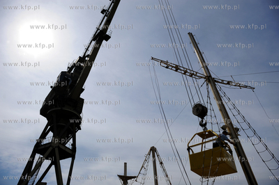 Gdansk. Stocznia Remontowa. Naprawa polamanych masztow...