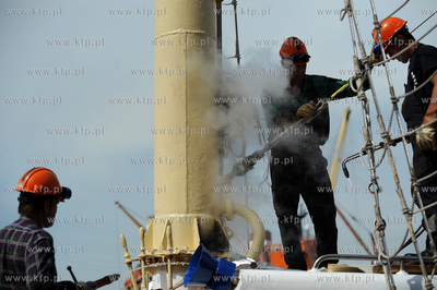 Gdansk. Stocznia Remontowa. Naprawa polamanych masztow...