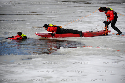 Gdansk. Przystan Jachtowa. Cwiczenia, na zamarznietej...