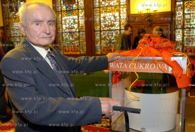 Slupsk. Bronislaw Sokol z okazji 90 urodzin otrzymal...